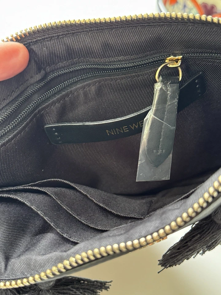 Muñequera con borlas Nine West The Astoria crema negra Preppy Resort Sorority Foto 4 de 4