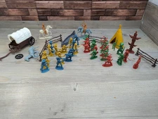 Vintage Miniature Plastic Cowboys Indians Horses Wagons TeePee Tim Mee 44 Pc Set