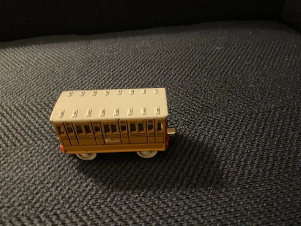 Motor de tren fundido a presión Clarabel Thomas & Friends de colección Foto 2 de 4