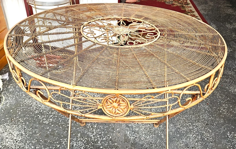 Mesa de patio redonda de hierro forjado rara de los años 60 con acento de diseño vidrio tinte verde Foto 2 de 4