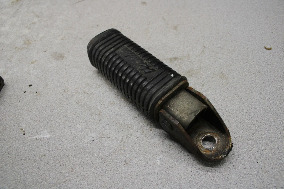 Honda Benly Touring 150 CA95 1963 reposapiés trasero pasajero clavija paso E13-4463.LD Foto 2 de 4