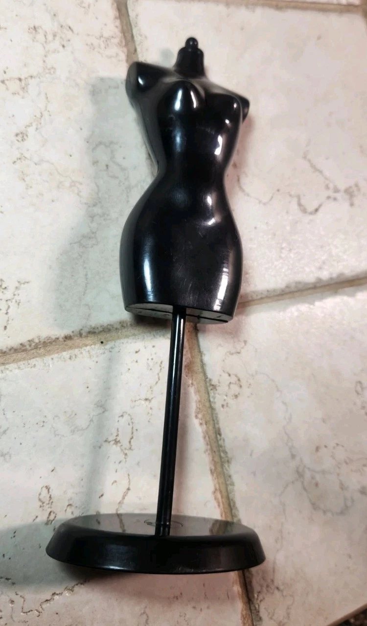 VETEMENTS Barbie Bambola Forma Vestito Manichino Vestiti Espositore Modello Stand Supporto 8 In Alto 04