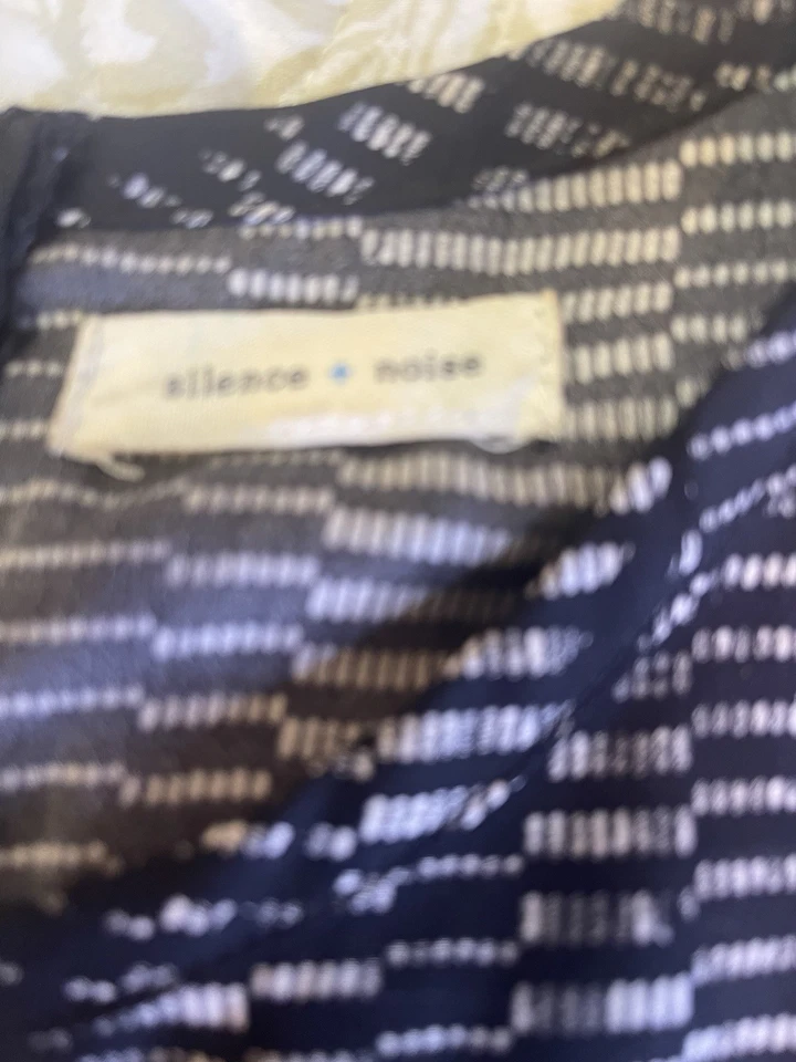 Blusa Top Silence + Noise Transparente Blanco y Negro Rayas Geométricas Manga Corta Foto 2 de 4