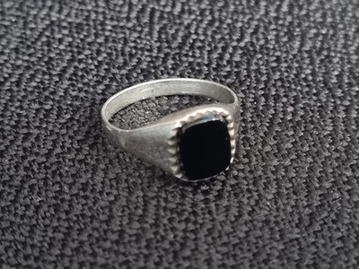925 SILBER RING MIT SCHWARZEM ONYX WELLENEFFEKT FASSUNG 2,44 GRAMM EIN VINTAGE KLASSIKER