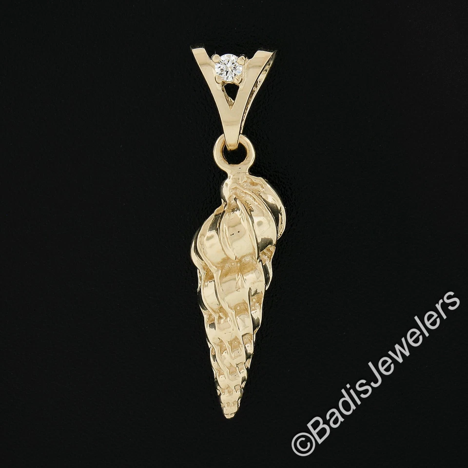 Colgante con dije de concha 3D texturizada detallada de oro de 14k con diamante de 0,04 quilates bajo fianza Foto 2 de 4