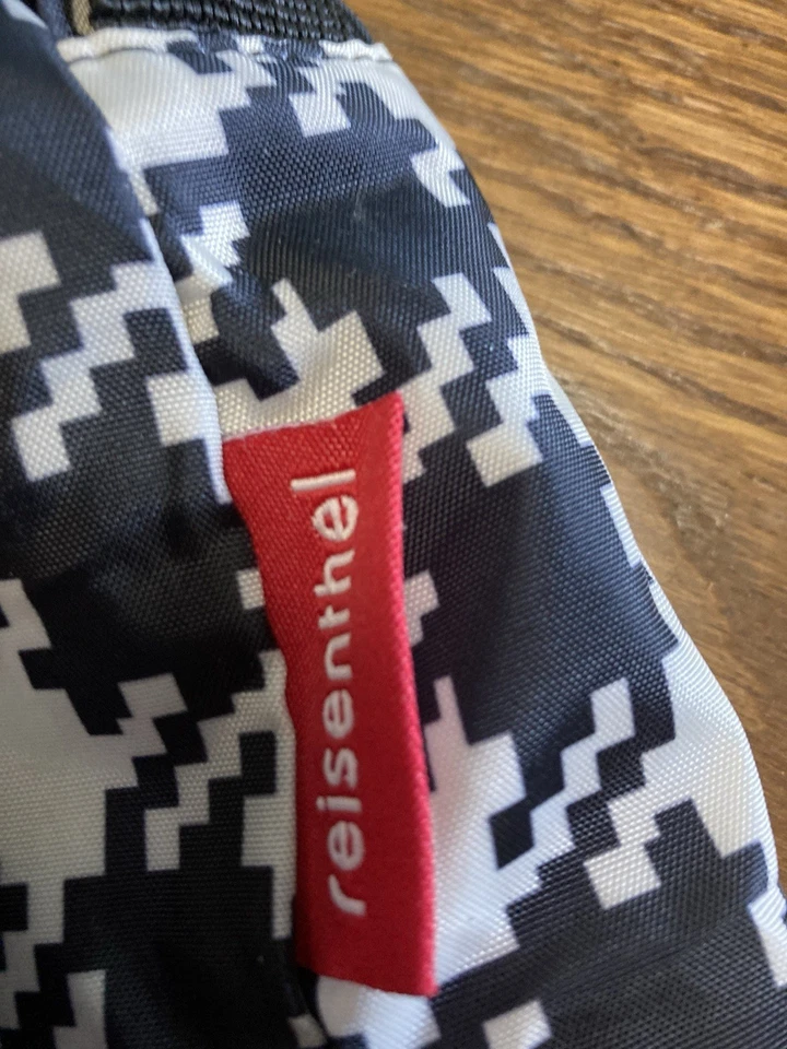 Mochila ligera Reisenthal en blanco y negro Foto 4 de 4