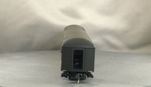 Athearn - New York Central - Standard Coach w/Round Roof+ Wgt # 403 w/Kadees - Picture 4 of 5