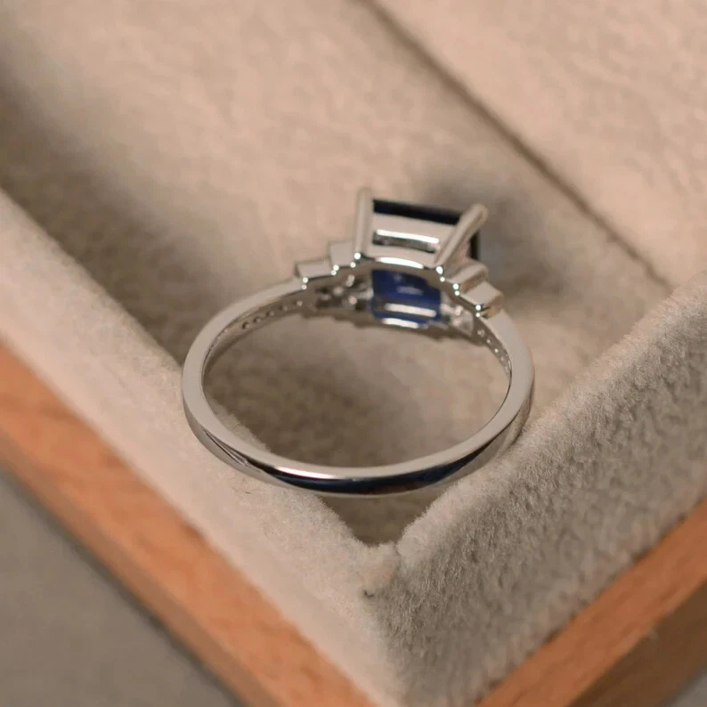 Atractivo anillo de bodas enchapado en oro blanco de 14 k con zafiro simulado princesa de 2,30 quilates Foto 4 de 4