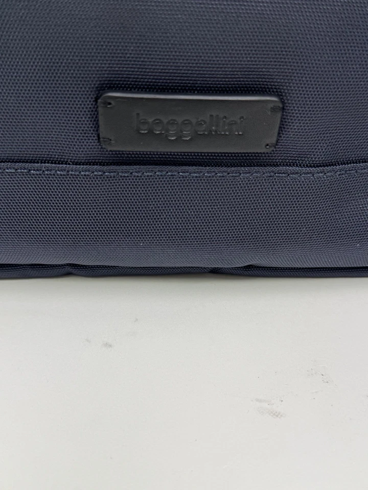 Baggallini 海军蓝 尼龙 通勤 便携式电脑 轻量级 背包 — 第 3/4 张图片