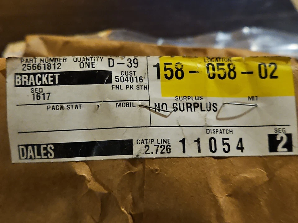 Panel de montaje de lámpara de faro derecho NOS GM 25661812 para Pontiac Bonneville 97-98  Foto 2 de 4