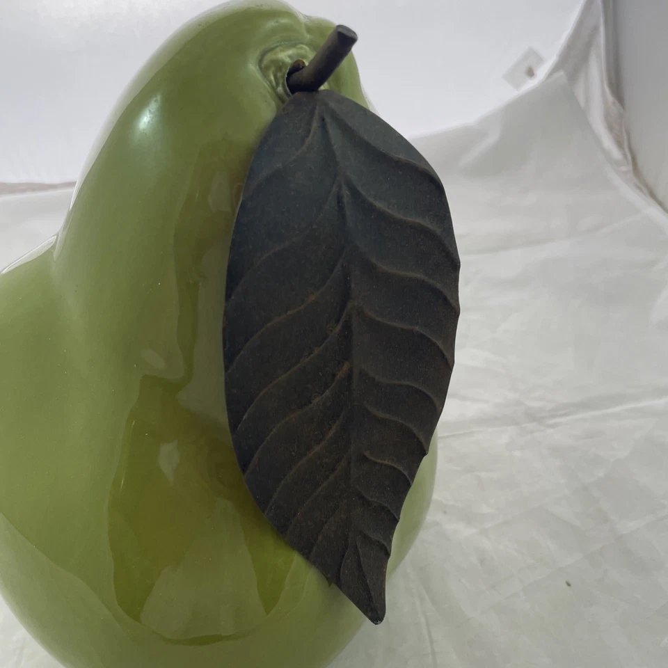 Manzana o pera verde grande con diseños de ballard de hoja de metal descontinuado 11" Foto 2 de 4