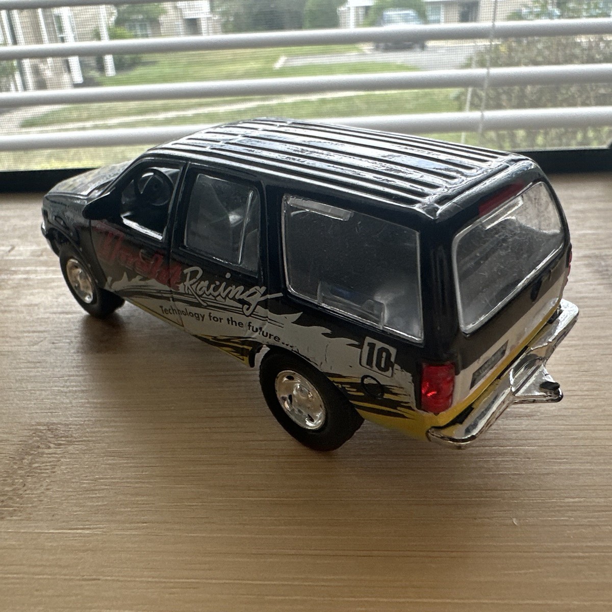1/43 Diecast RealToy 1993 Ford Expedition XLT Yacht Racing W/Boat