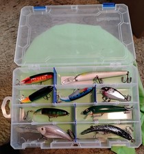 Lote de 9 SEÑUELOS DE PESCA HELIN FLATFISH, NATACIÓN, CRANKBAIT con BANDEJA FLAMBEAU