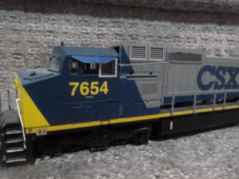 BACHMANN SPECTRUM #86054 GE DASH 8-40CW DIESEL LOCOMOTIVE - CSX #7654 N SCALE - Image 3 of 4