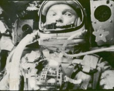JOHN GLENN NASA FRIENDSHIP 7 MERCURY ASTRONAUT 1962 8X10 PHOTO