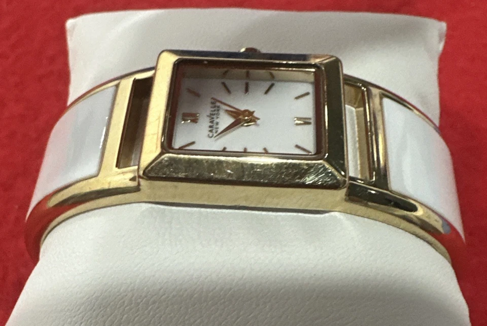 Reloj brazalete bicolor Caravelle New York by Bulova 44L143 para mujer Foto 4 de 4