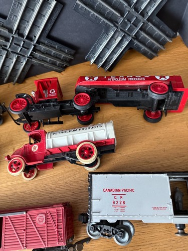 LIONEL, AMERICAN FLYER 13 ASSORTED O GAUGE CARS, SHELLS TRUCKS PARTS, RESTOR. - Picture 4 of 4