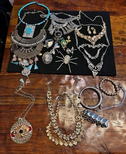 VTG  Lot Of Varieties Of Costumes Jewelry Statements Pieces 21pc