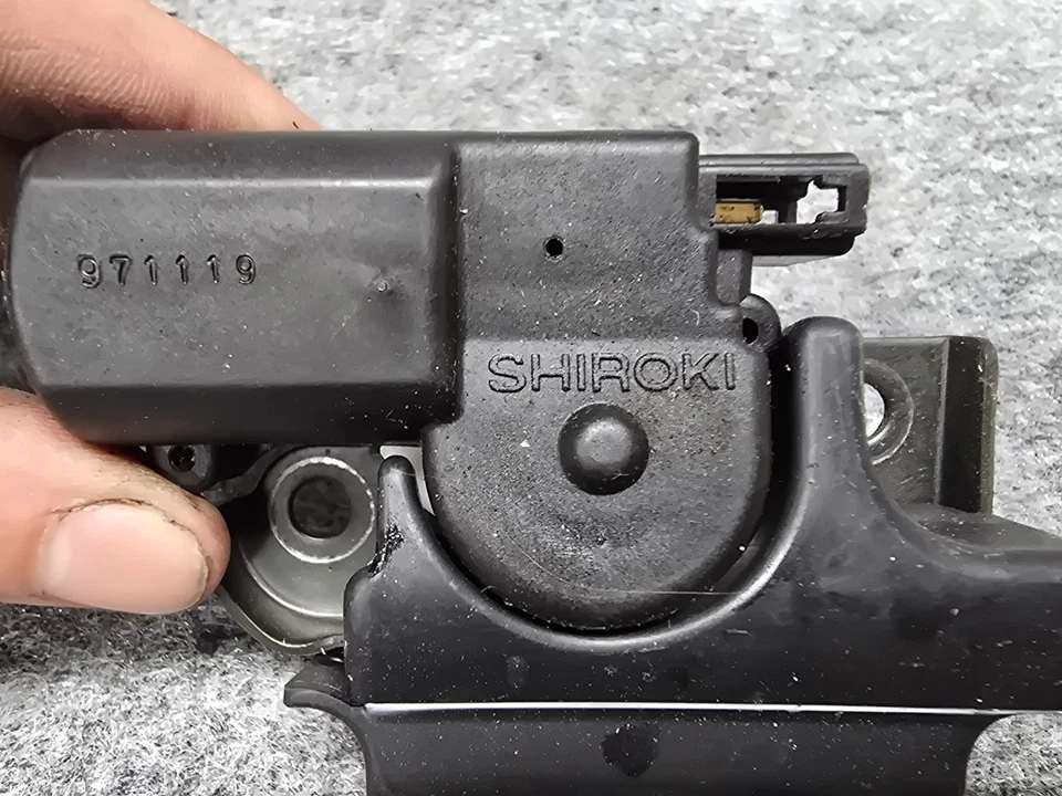 ATUADOR DE TRAVA DE PLATAFORMA DE ARMAZENAMENTO TAMPA DE PORTA-MALAS OEM LEXUS 98-00 LS400 - Imagem 4 de 4