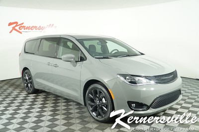 2020 Chrysler Pacifica Touring New 2020 Chrysler Pacifica Touring Front-wheel Drive Minivan/Van 31Dodge KCDJR