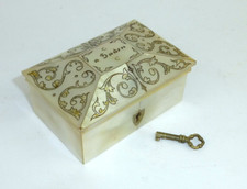 Mała fantazyjna puszka z masy perłowej Francja 19 w. Kąpiel Kąpiel