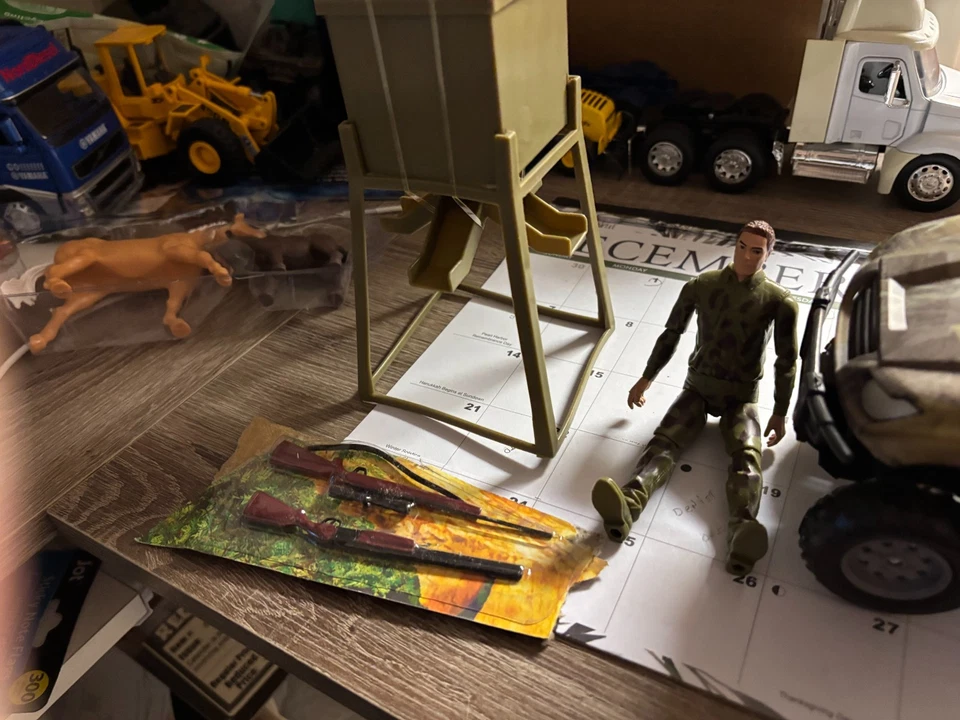 WILDLIFE HUNTER SET, NO PACKAGING # B 729 - Image 3 of 3