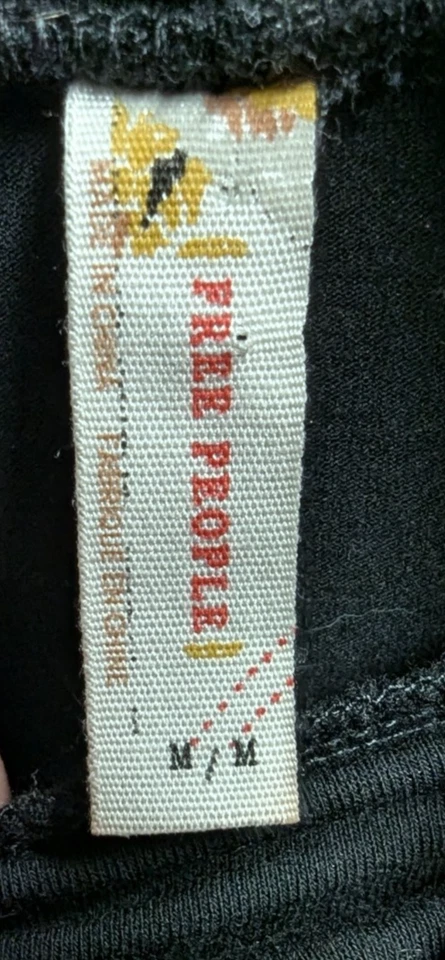 Camiseta Free People negra con canesú de encaje cuello alto manga larga mediana caprichosa boho Foto 4 de 4