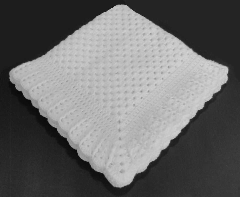 Nueva manta blanca de ganchillo hecha a mano para bebé con sombrero de bonificación cuna de bautizo regalo Foto 4 de 4