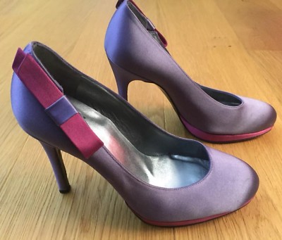Stuart Weitzman - Damenschuhe - Phoebe - Plum Satin - Gr. 37,5 - Pumps