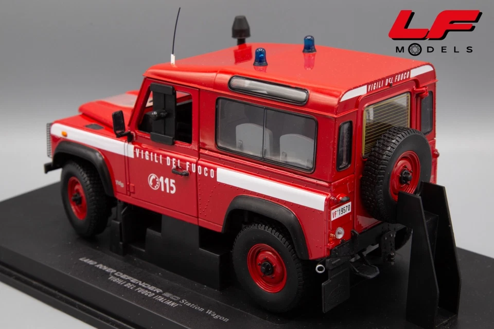 1:18 Land Rover Defender 90 Vigili del Fuoco - Universal Hobbies - Immagine 2 di 4