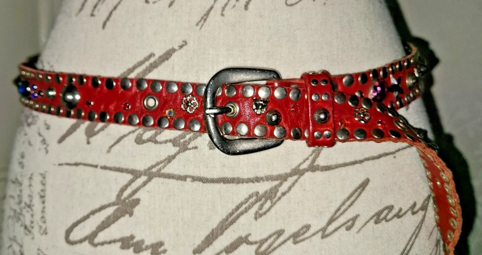 Cinturón de cuero rojo adornado con dijes tachonados, corazón estrella mosca pistola botas tigre Foto 2 de 4