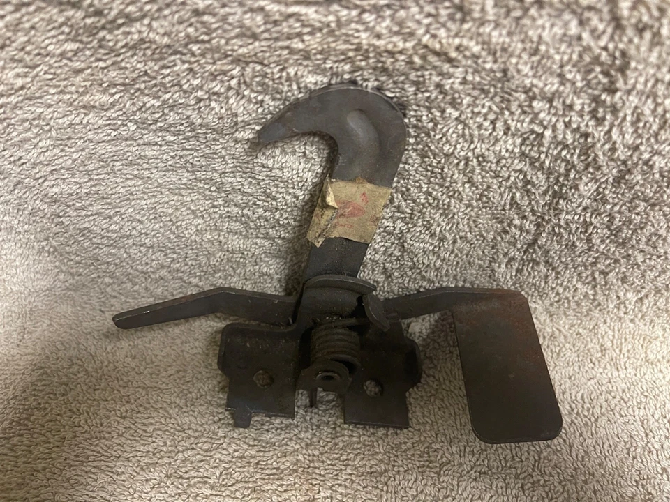 NOS FORD D9CY-16892-A 1983-86 MERCURY CAPRI CAPÔ TRAVA SEGURA LIBERAÇÃO - Imagem 3 de 4