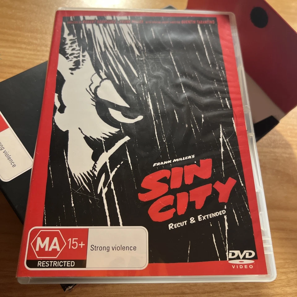 Sin City – Recut & Extended DVD + 200-Page Limited Edition Novel Non Us Region Foto 3 de 4