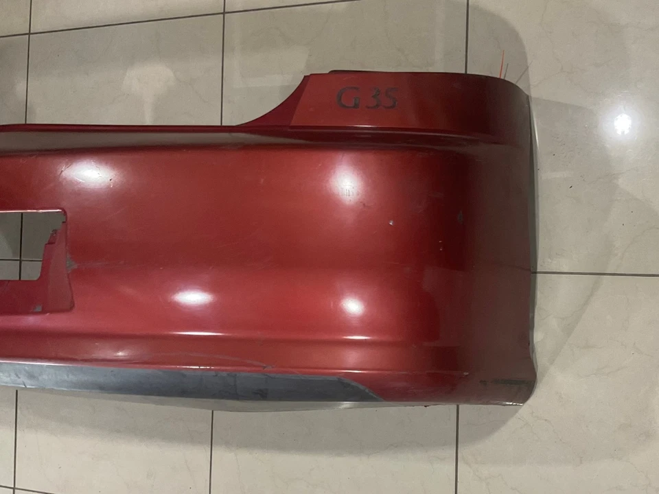 Cubierta de parachoques trasero roja Infiniti G35 2005-2006 sedán 82022+AC740 OEM Foto 4 de 4
