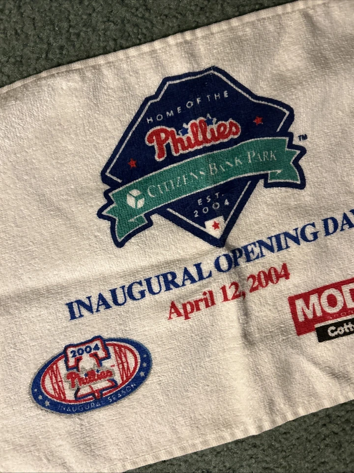 Toalla de rally inaugural del día de apertura de los Filis 2024 Model’s 12 de abril de 2004 regalo de Navidad Foto 3 de 4