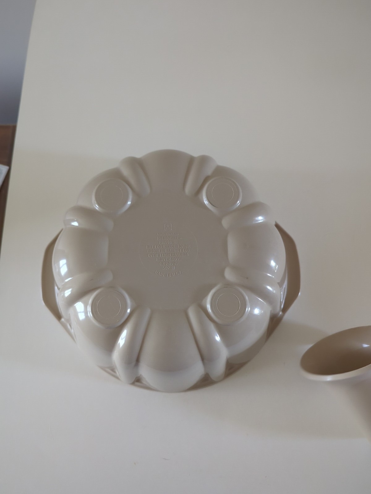 Vintage Anchor Hocking Microware Fluted Cake Pan PM448-TI Cream Color