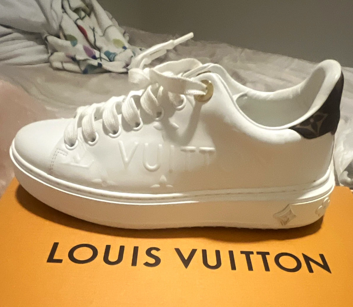 LV ルイヴィトン レザー　ホワイト ロゴフラットシューズ　36サイズ 25+ Louis Vuitton White Leather Athletic Shoes for Women for sale