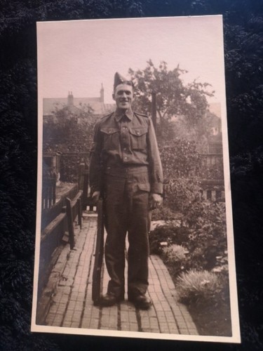 um 1940 WWII Militär RPPC Echt Foto Postkarte Soldat in Uniform (+)