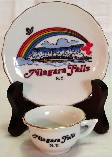Vintage SOUVENIR MINIATURE CUP & SAUCER Niagara Falls N.Y. GOLD TRIM Colorful