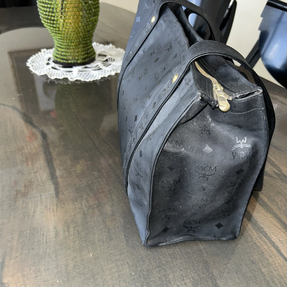 Auténtico bolso de hombro grande con doble correa para dama en negro de MCM.  Foto 4 de 4