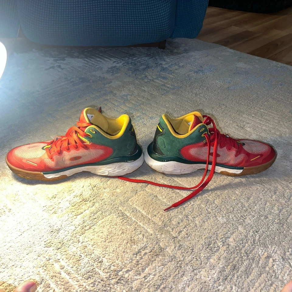 New Balance Fresh Foam Youth 7.5 rojo con verde y dorado Foto 4 de 4