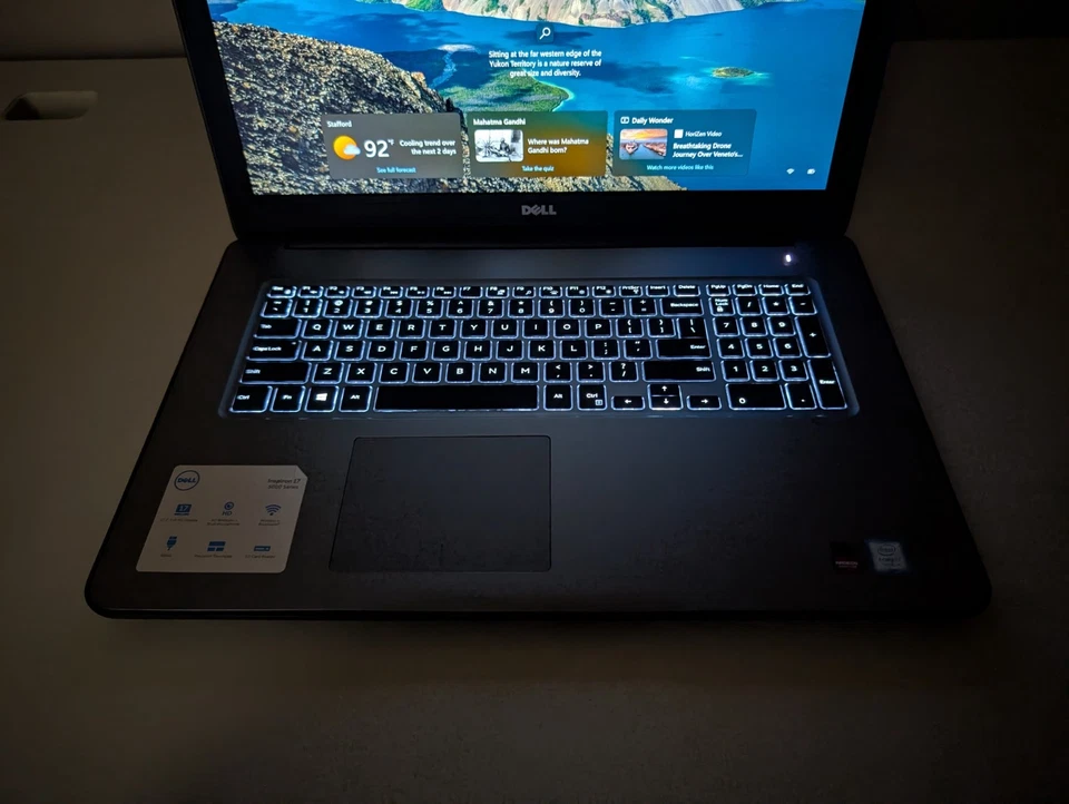 ¡Leer! Dell Inspiron 17 5767 — i7-7500 • 16GB RAM • 512GB SSD • AMD, DVD, Retroiluminado Foto 4 de 4