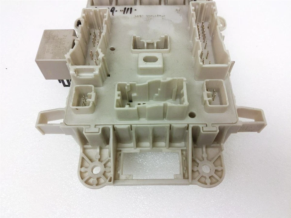 Caixa de fusíveis 2001-2005 Toyota Rav4 cabine motorista 82731-42010 - Imagem 2 de 4