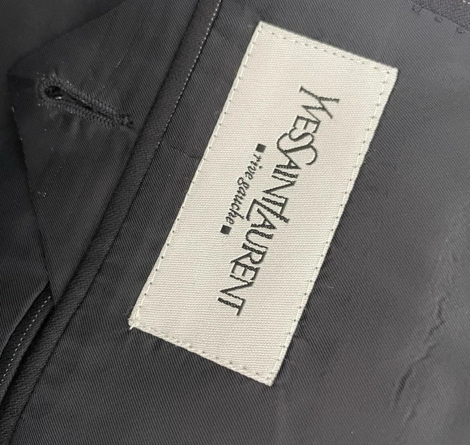 Traje a rayas Yves Saint Laurent, grande Foto 2 de 4