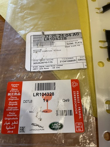 NEW🔺️ LAND ROVER RANGE ROVER VELAR L560 REAR HATCH EMBLEM LR104328 GENUINE - Afbeelding 2 van 6