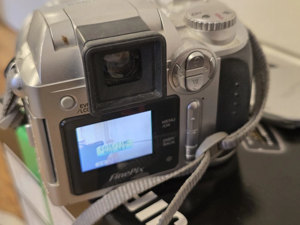 Boxed Fujifilm FinePix S3500 4MP Digital Camera. Tested., photo 2 of 4