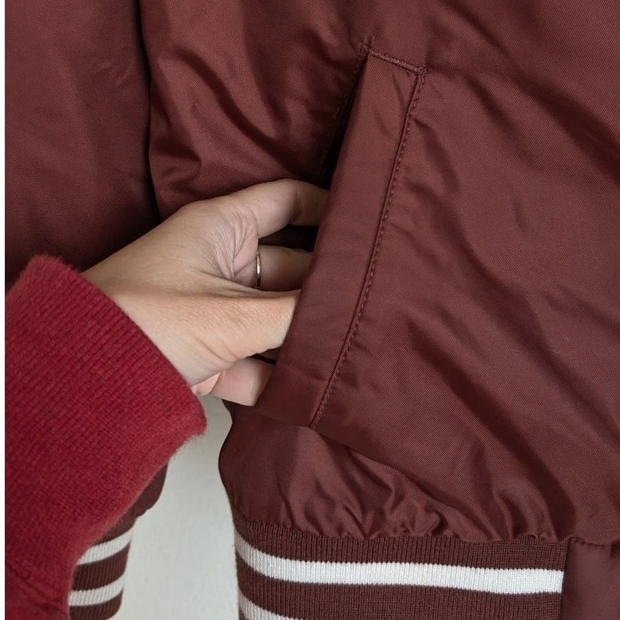 TNA Aritzia 红色体育场轰炸机宽松版型缎面夹克,尺寸 M — 第 4/4 张图片