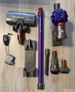 Dyson V8 Akkustaubsauger voll funktionsfähig, mit Gehäuseschaden defekt