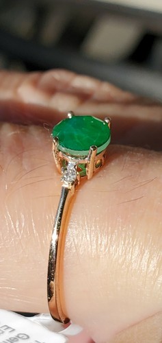Anello in oro giallo massiccio 10 kt con smeraldo taglio tondo e diamanti - Foto 10 di 12