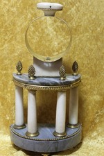 Leeres vergoldeteS französisches Säulen Pendulen Gestell  weißem grauer Marmor